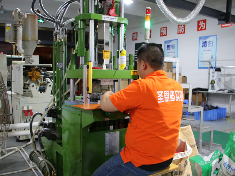 注塑機1.jpg 注塑機1.jpg